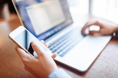 Kafede çalışan genç bir kadın, dizüstü bilgisayarda klavye. Üniversitedeki derslerden sonra netbook için çalışan sarışın bir öğrenci..
