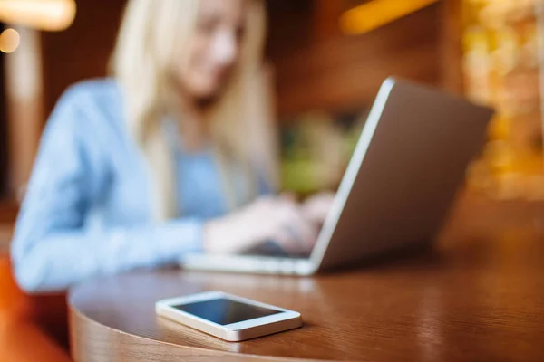Ung Kvinna Som Jobbar Ett Kafé Tangentbord Bärbar Dator Blond — Stockfoto