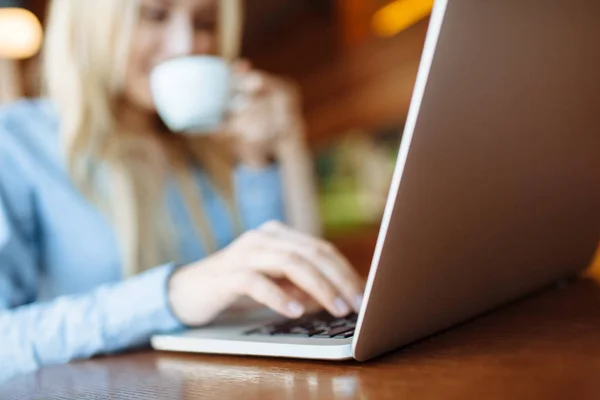 Ung Kvinna Som Jobbar Ett Kafé Tangentbord Bärbar Dator Blond — Stockfoto