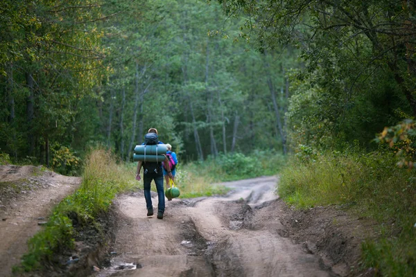 Man Och Kvinna Åkte Camping Med Turist Utrustning — Stockfoto