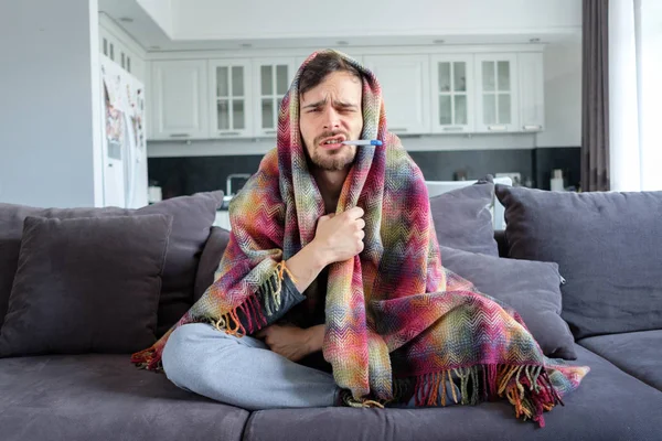 Hombre Con Una Temperatura Cuadros Sienta Sofá Termómetro Boca — Foto de Stock