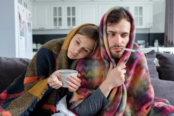 Pareja Hombres Mujeres Enfermos Casa Sentados Sofá Envueltos Mantas — Foto de Stock