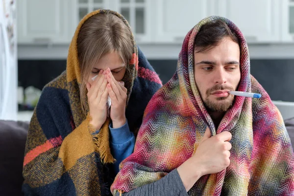 Couple Man Woman Sick Home Sitting Couch Wrapped Blankets — Stock Photo, Image