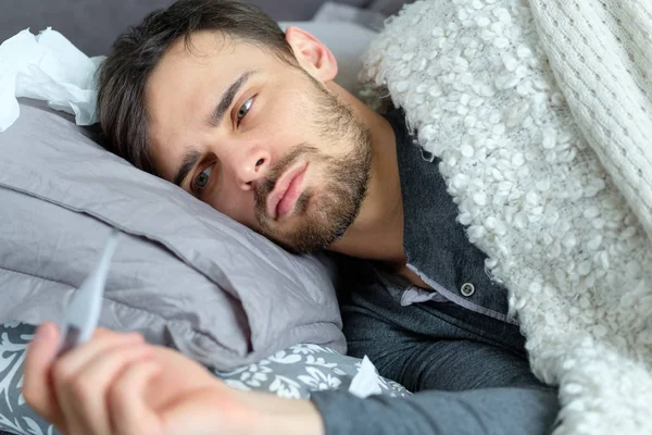 Hombre Enfermo Mira Termómetro — Foto de Stock