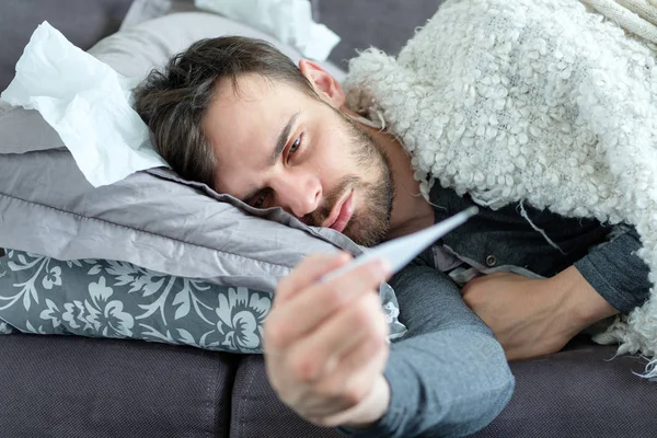 Hombre Enfermo Mira Termómetro — Foto de Stock