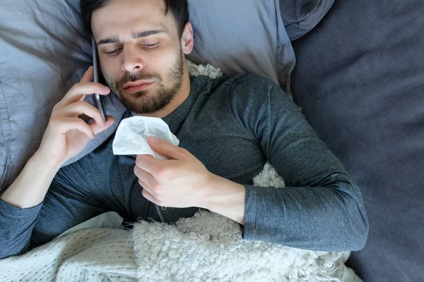 Hombre Enfermo Llamando Por Teléfono — Foto de Stock