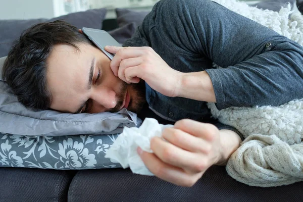 Hombre Enfermo Llamando Por Teléfono — Foto de Stock