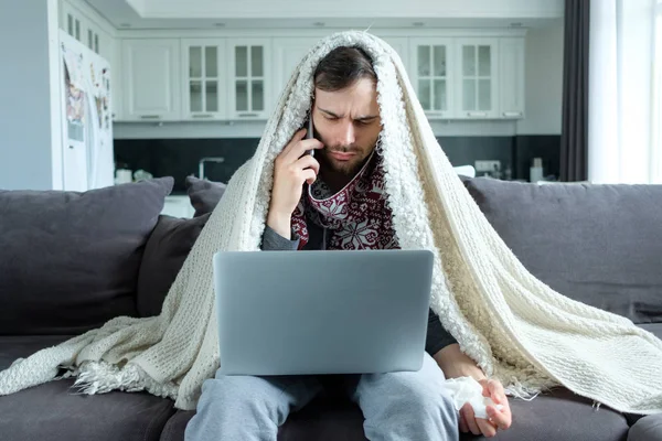 Bir laptop ile hasta adam evde çalışıyor