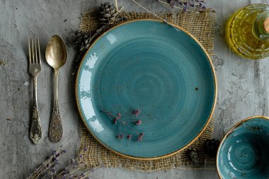 Bahar masasının lovanda, yağ ve baharatlarla ayarlanması. Provence tarzı