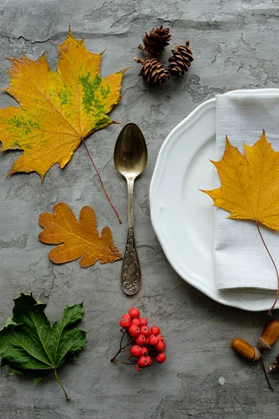 Dekorative Bunte Herbsthintergründe Mit Tischmatte Aus Roten Herbstblättern Mit Besteck — Stockfoto