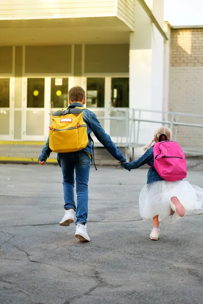 Ragazzo Con Ragazza Tenersi Mano Correre Scuola — Foto Stock