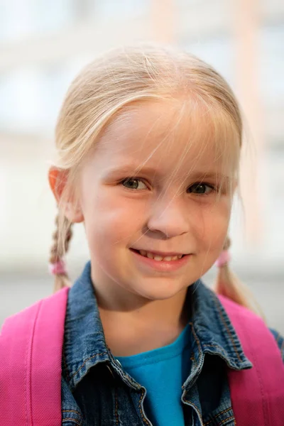 Porträtt Liten Flicka Som Går Skolan — Stockfoto