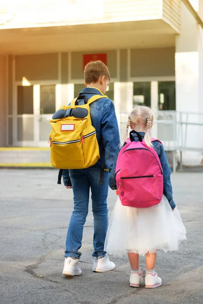 Jongen Met Meisje Hold Hand Lopen Naar School — Stockfoto