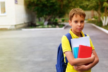 Sırt çantası ve dizüstü bilgisayarları olan çocuk