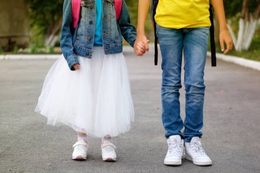 Erkek ve kız birlikte okula gitmek