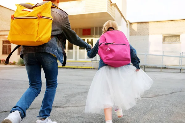 Jongen Met Meisje Hold Hand Lopen Naar School — Stockfoto