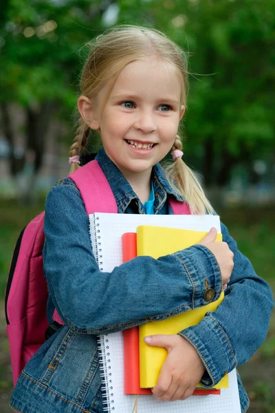 Portret Van Een Klein Meisje Naar School Gaan — Stockfoto