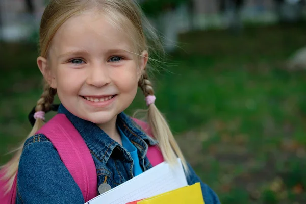 Portret Van Een Klein Meisje Naar School Gaan — Stockfoto