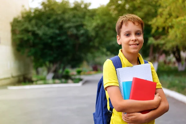 Jongen Met Een Rugzak Notebooks — Stockfoto