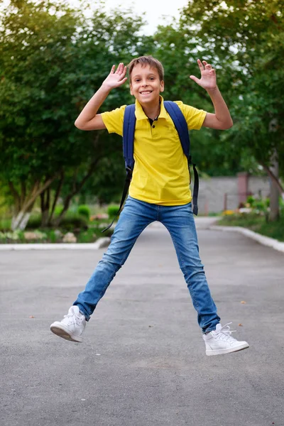 Portret Van Een Jongen Met Een Rugzak — Stockfoto