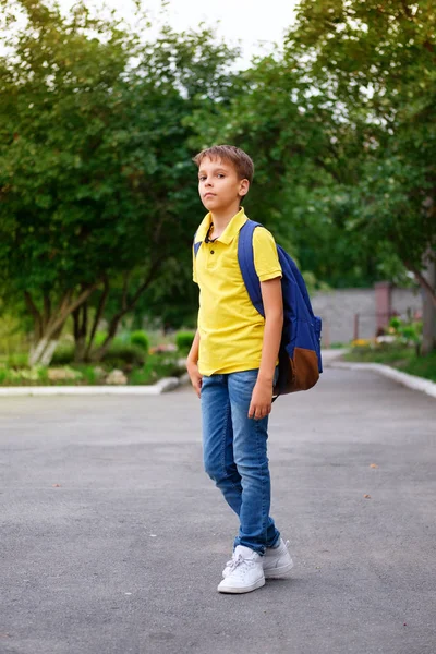 Porträt Eines Jungen Mit Rucksack — Stockfoto