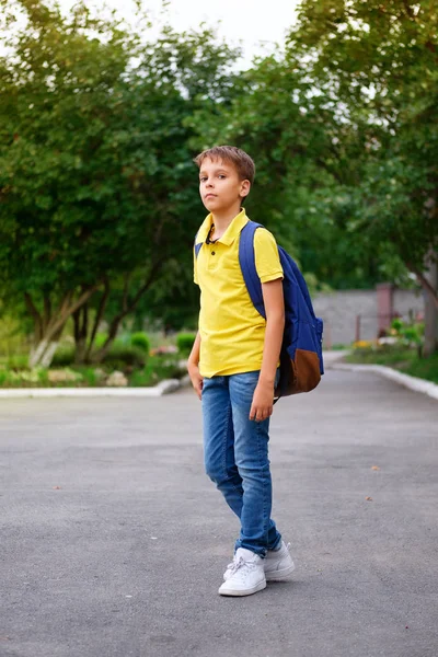 Retrato Niño Con Una Mochila —  Fotos de Stock