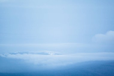 Kış dağları karla kaplı zirvelere gezi