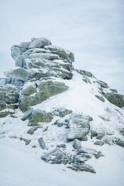 Kış dağları karla kaplı zirvelere gezi