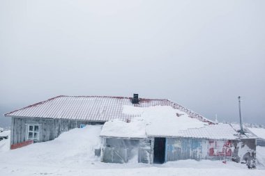 Kış ormanında dinlenme yeri ev