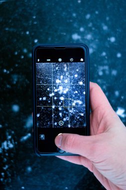 Telefon buz üzerinde fotoğraf çekmek