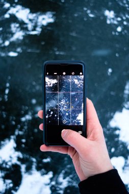 Telefon buz üzerinde fotoğraf çekmek