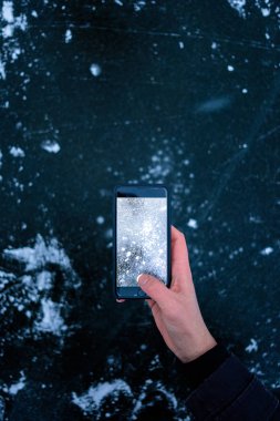 Telefon buz üzerinde fotoğraf çekmek