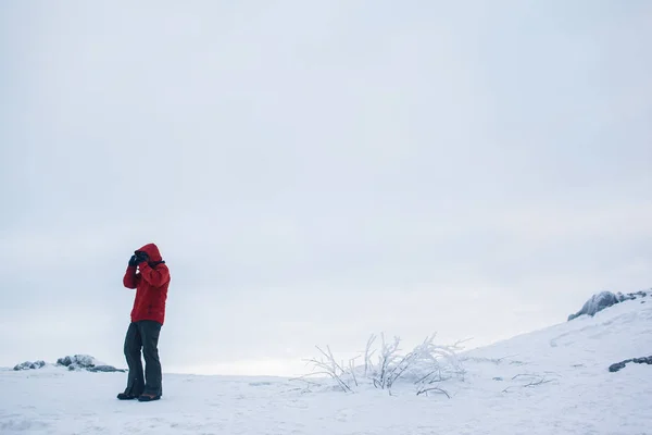 Турист Зимнем Лесу Путешествующий Горах — стоковое фото