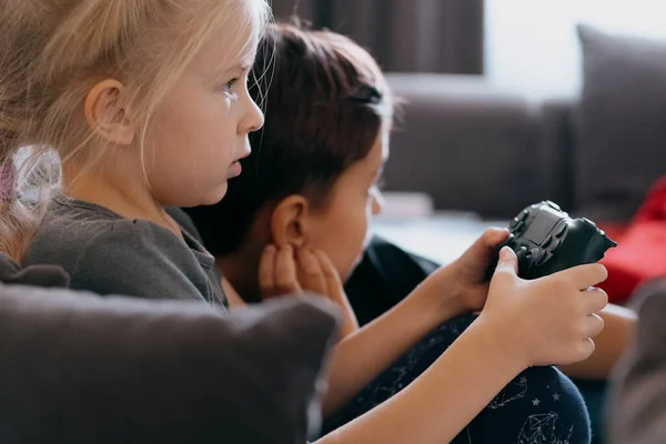 Crianças Brincam Com Joystick Console Casa — Fotografia de Stock