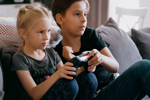 Crianças Brincam Com Joystick Console Casa — Fotografia de Stock