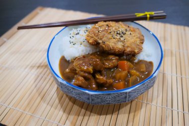 Kızarmış domuz ev yapımı tarzı ile Japon köri