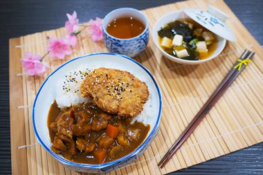 Kızarmış domuz ev yapımı tarzı ile Japon köri