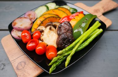 Domates, soğan, kuşkonmaz, ızgara karışık sebze