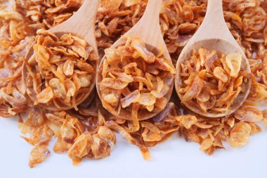 Beyaz arka plan üzerinde derin kızarmış arpacık