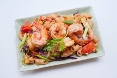 Ev yapımı kızarmış Stir makarna karides ile