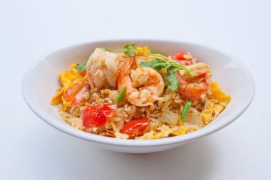 Kızarmış karidesli pilav.