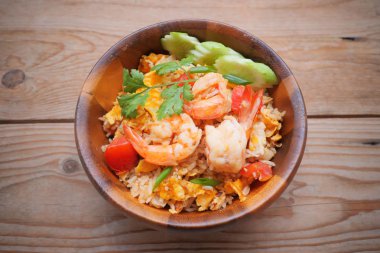 Kızarmış karidesli pilav.