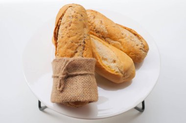 Bütün tahıl buğday sosisli çörekler