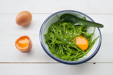 Taze yumurta ve Tay pişirme için tırmanma Wattle