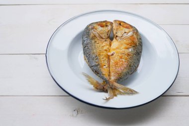 Beyaz bir tabak kızarmış uskumru