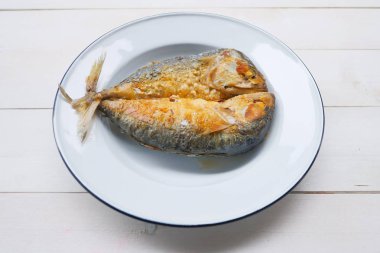 Beyaz bir tabak kızarmış uskumru