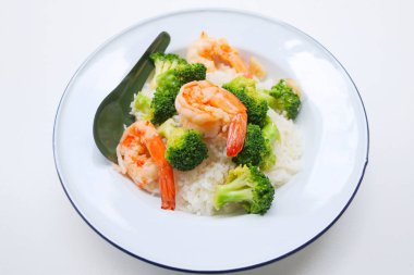 Kızarmış brokoli karides ile karıştırın