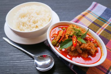 Panang domuz eti, domuz eti ve Hindistan cevizi sütü köri Yapıştır. Tayland Gıda