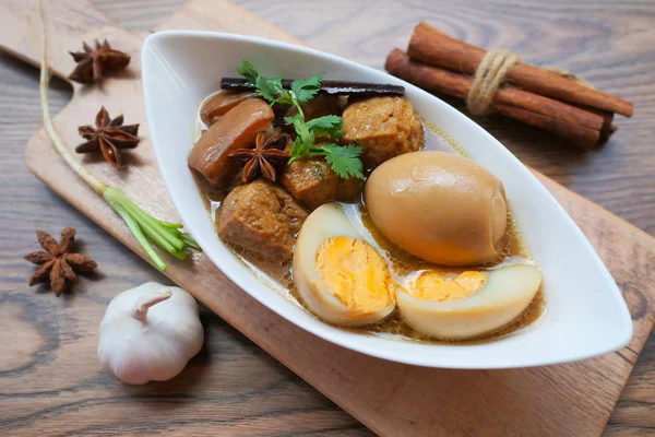 卵と甘いソース スパイス タイ料理豚肉豆腐 — ストック写真