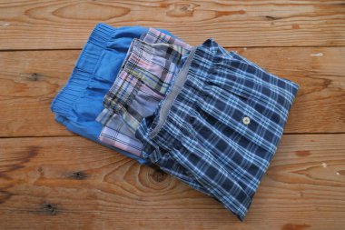 Erkek boxer şort ahşap arka plan üzerinde